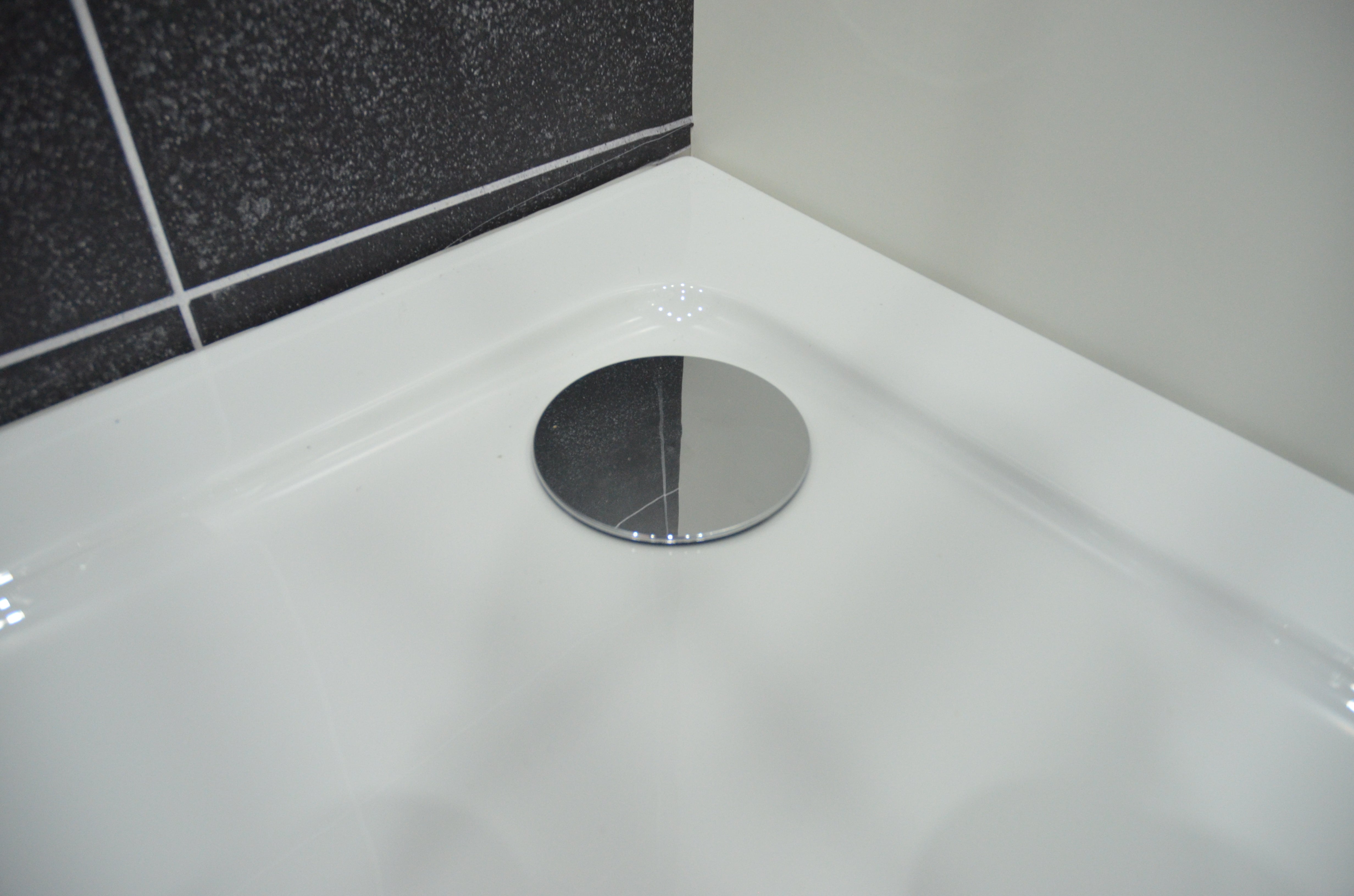 PRO-LINE partial corner shower enclosure with Easy Clean in 4 different sizes