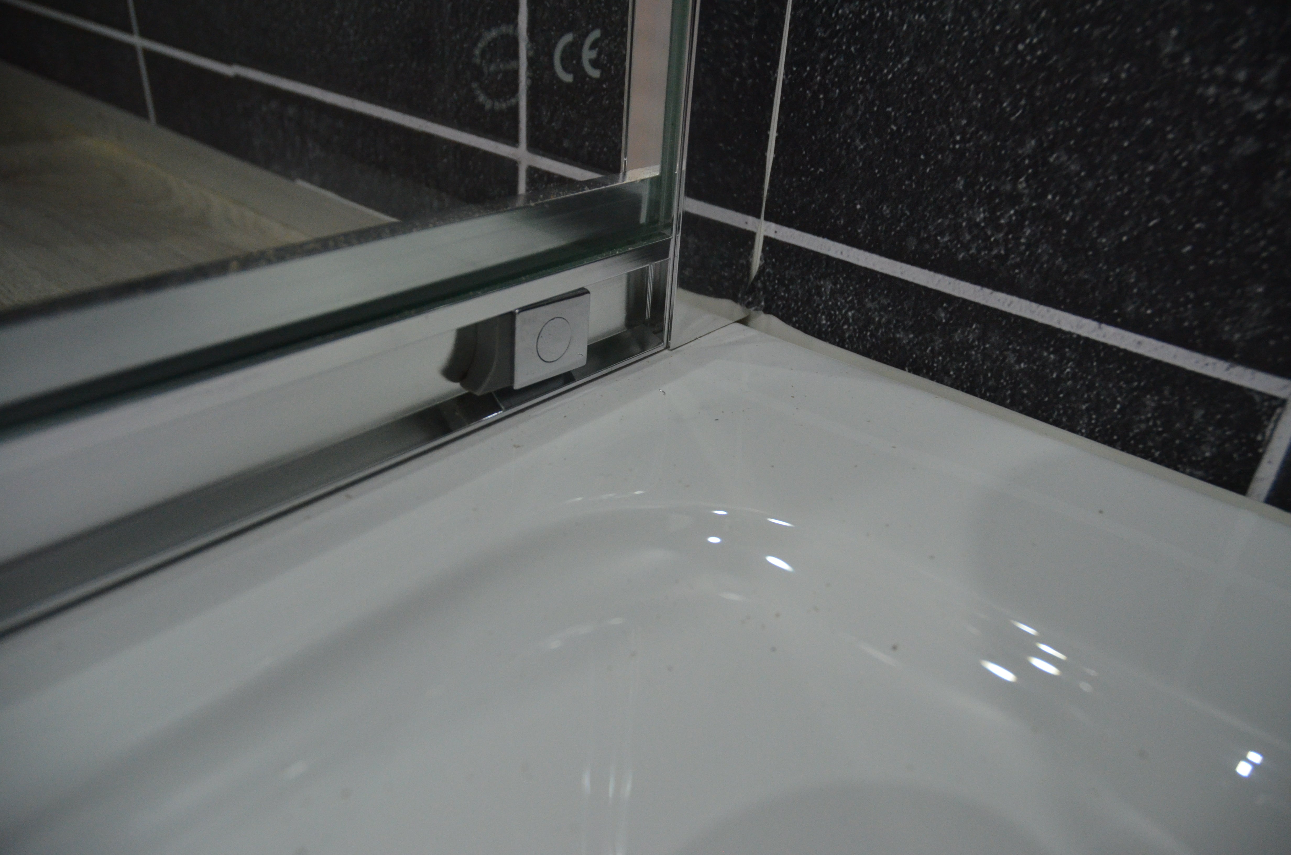 PRO-LINE partial corner shower enclosure with Easy Clean in 4 different sizes
