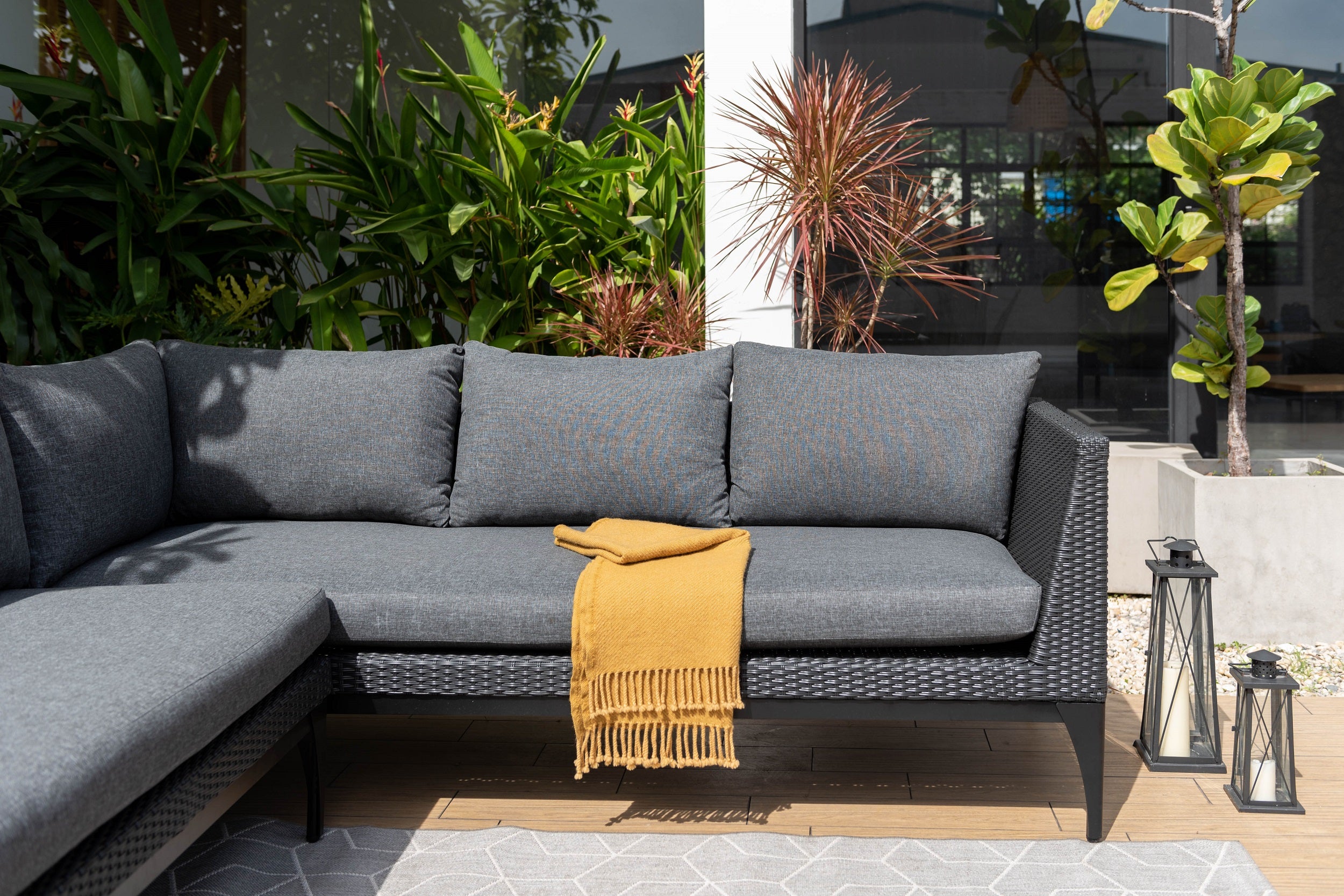 Infinity sofa set including seat and back cushions, black